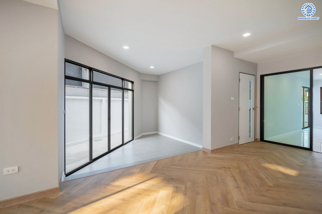 บ้านมือสองตกแต่งใหม่ ดีไซน์สวย โครงการ ลาดพร้าว130 ลาดพร้าว หลังใหญ่ถึง 154 ตร.ว. ฟังก์ชัน 4 ห้องนอน 5 ห้องน้ำ 1 ห้องแม่บ้าน จอดรถได้ 2 คัน พื้นที่ใช้สอยกว่า 589 ตร.ม. รองรับทุกกิจกรรม บนทำเลเชื่อมต่อหลายเส้นทาง อาทิ ถนนรัชดาภิเษก, ถนนเสรีไทย, ถนนรามคำแหง ใกล้จุดขึ้นทางด่วน "ฉลองรัช" ใกล้รถไฟฟ้าสายสีเหลือง "สถานีลาดพร้าว101" และรถไฟฟ้าสายสีส้ม "หัวหมาก"